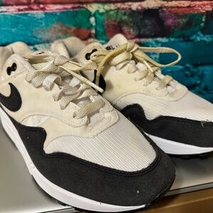 Nike Men's White and Black Sneakers